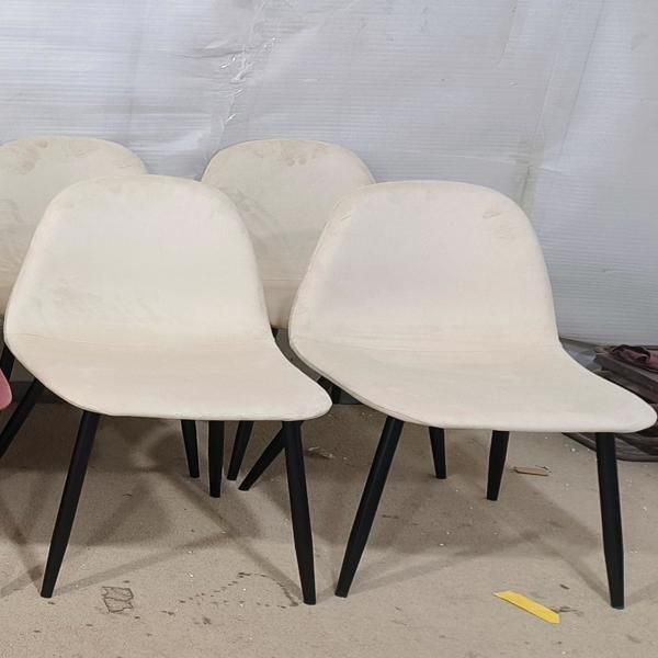 Dining Chairs Set of 4, Modern Accent Chairs with velvet Fabric Upholstered Seat, Spoon Shape Kitchen Chair with Black Metal Legs Dining Side Chairs for Dining Room Kitchen (Beige)